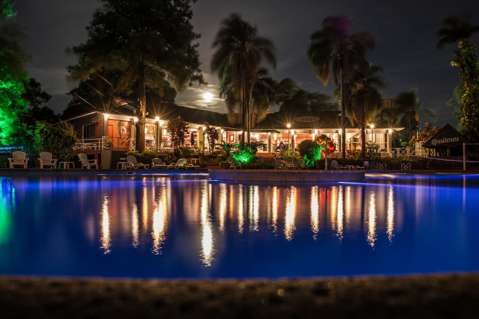 Tangoinn Club Iguazu Party Luxury Hostel Puerto Iguazú Buitenkant foto